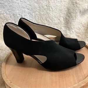 EUC Life Stride Soft System Caren Faux Suede Leather Cut-out Size 11